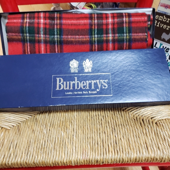 Vintage Burberry plaid wool scarf with  fringe - Picture 3 of 3